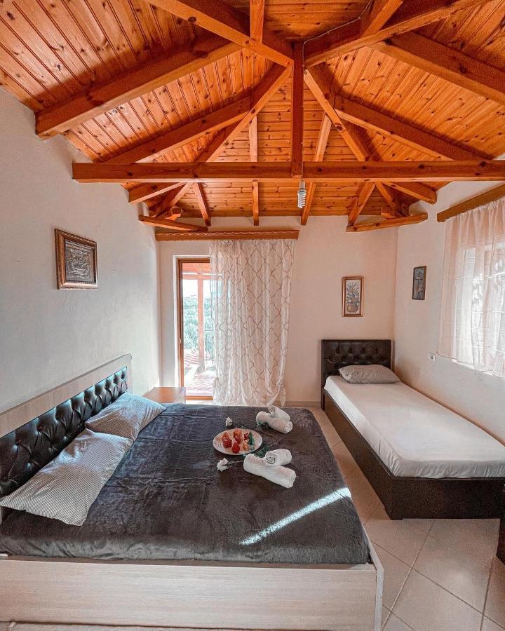 Farmhouse Qeparo Luaran gambar