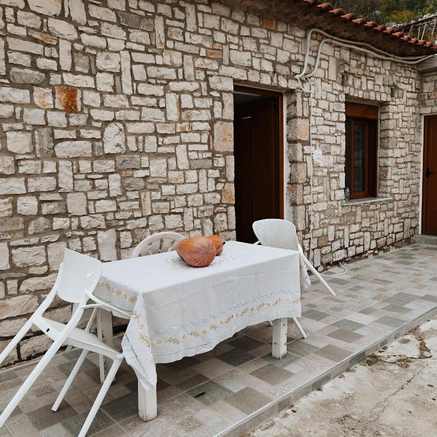 Farmhouse Qeparo Luaran gambar