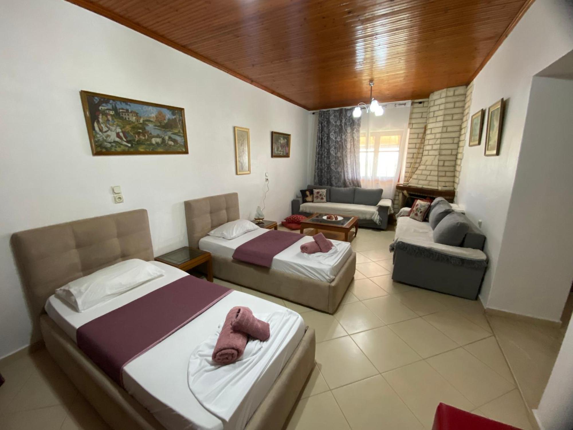 Farmhouse Qeparo Luaran gambar