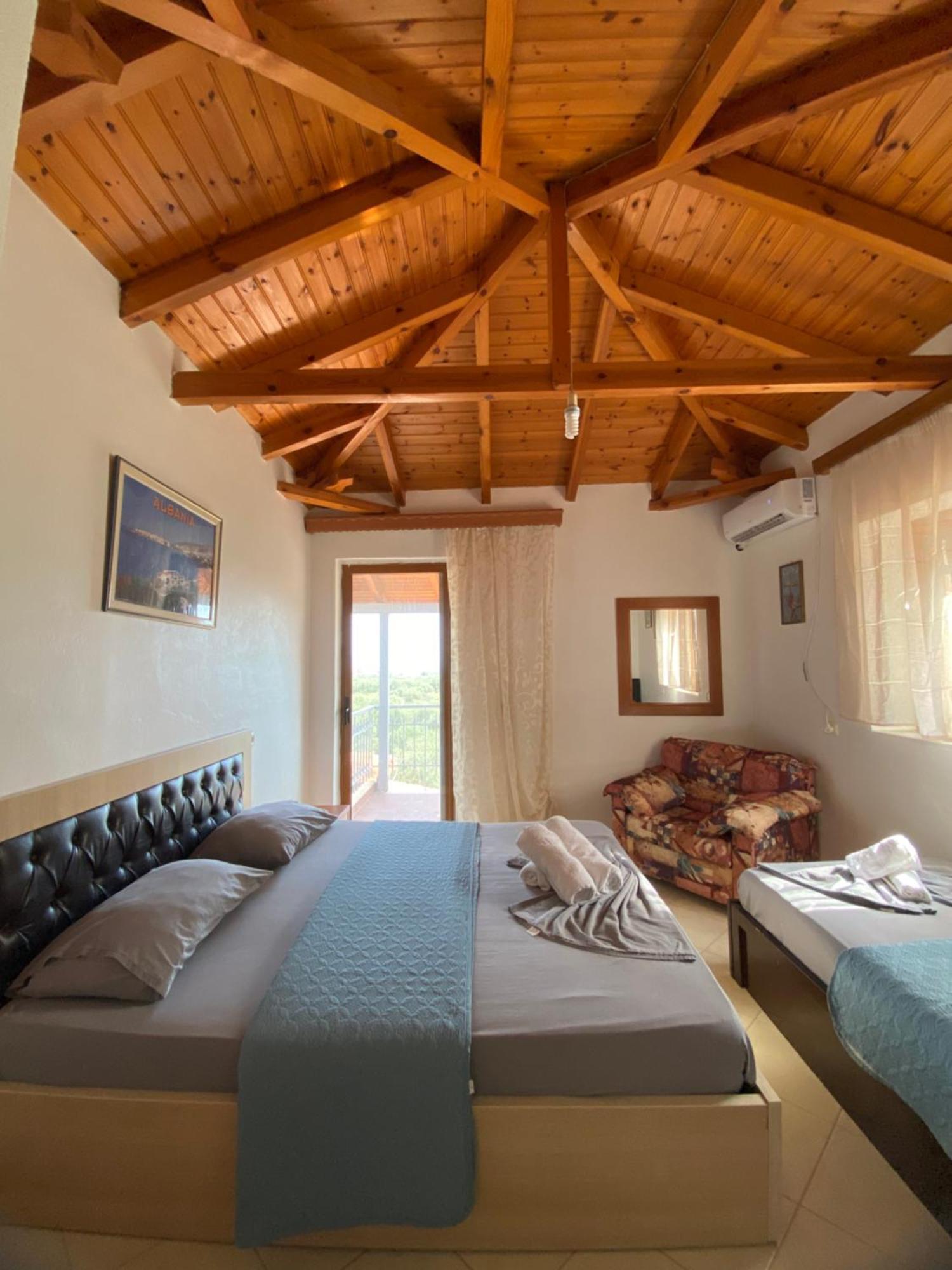 Farmhouse Qeparo Luaran gambar